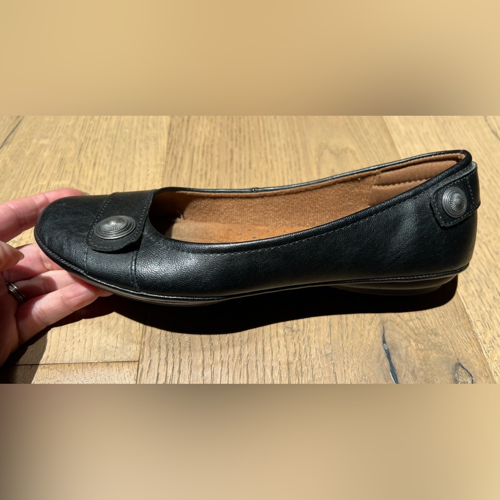 Super cute EuroSoft by Sofft black leather flats with metal details in Sz 6.5.